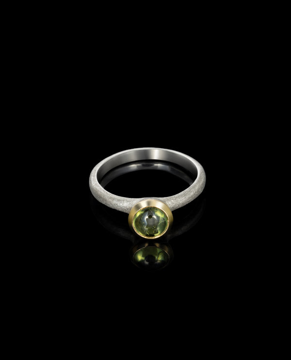 Sidabrinis žiedas su auksu ir peridotu "Peridoto uoga"