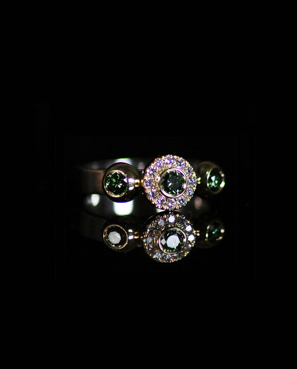 Auksinis žiedas su žaliais ir baltais deimantais "Shining green eyes"