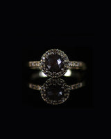 Auksinis žiedas su juodu ir baltais deimantais "Karalienei"