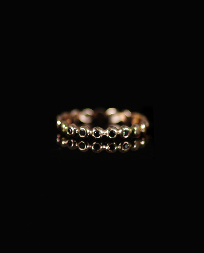 Auksinis žiedas su juodais deimantais "Each&Other"