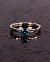 Auksinis sužadėtuvių žiedas su mėlynu deimantu "Blue Storm"