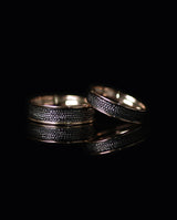 Raudono ir juodo aukso vestuviniai žiedai su faktūra