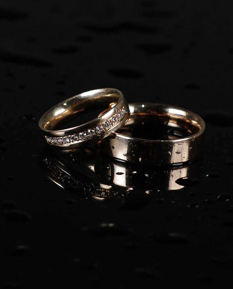 Raudono aukso vestuviniai žiedai su deimantais