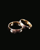Raudono aukso vestuviniai žiedai su pirštų antspaudais