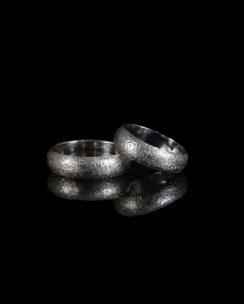 Balto aukso vestuviniai žiedai su faktūra