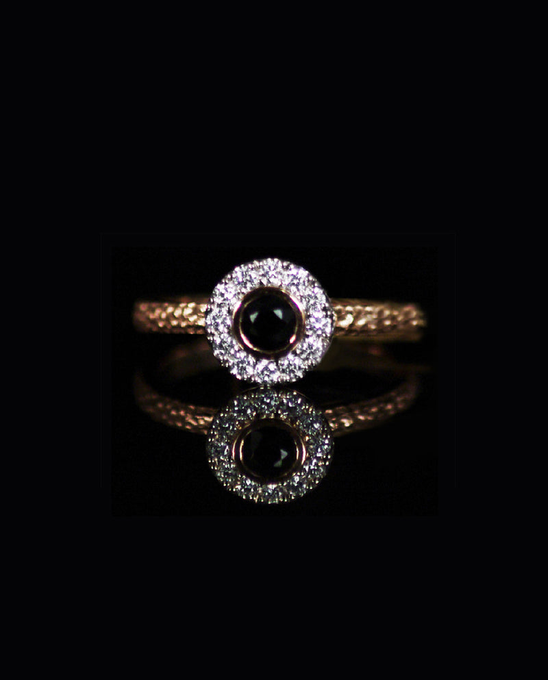 Auksinis žiedas su safyru ir deimantais "Klasikos prieskonis"