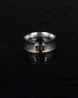 Sidabrinis žiedas su auksu ir safyrais "Trys akmenėliai"